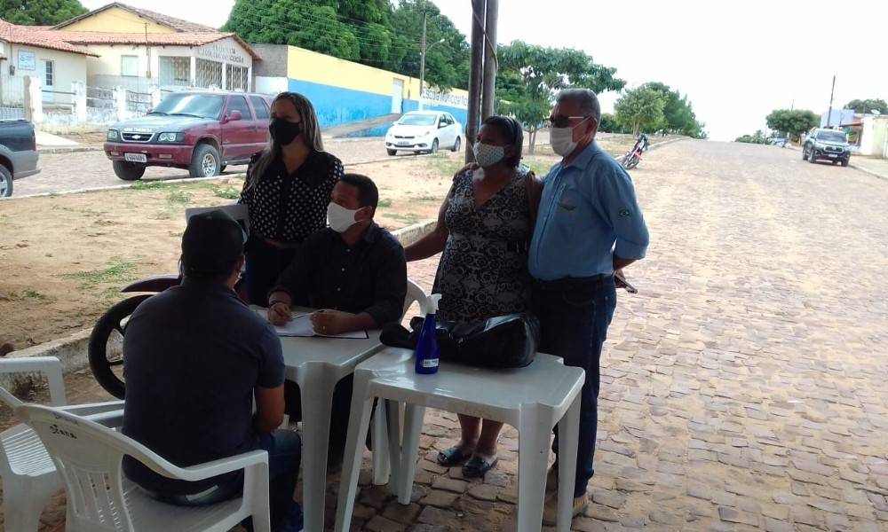 Sem prefeitura, Prefeito é obrigado a despachar em uma tenda no meio da rua